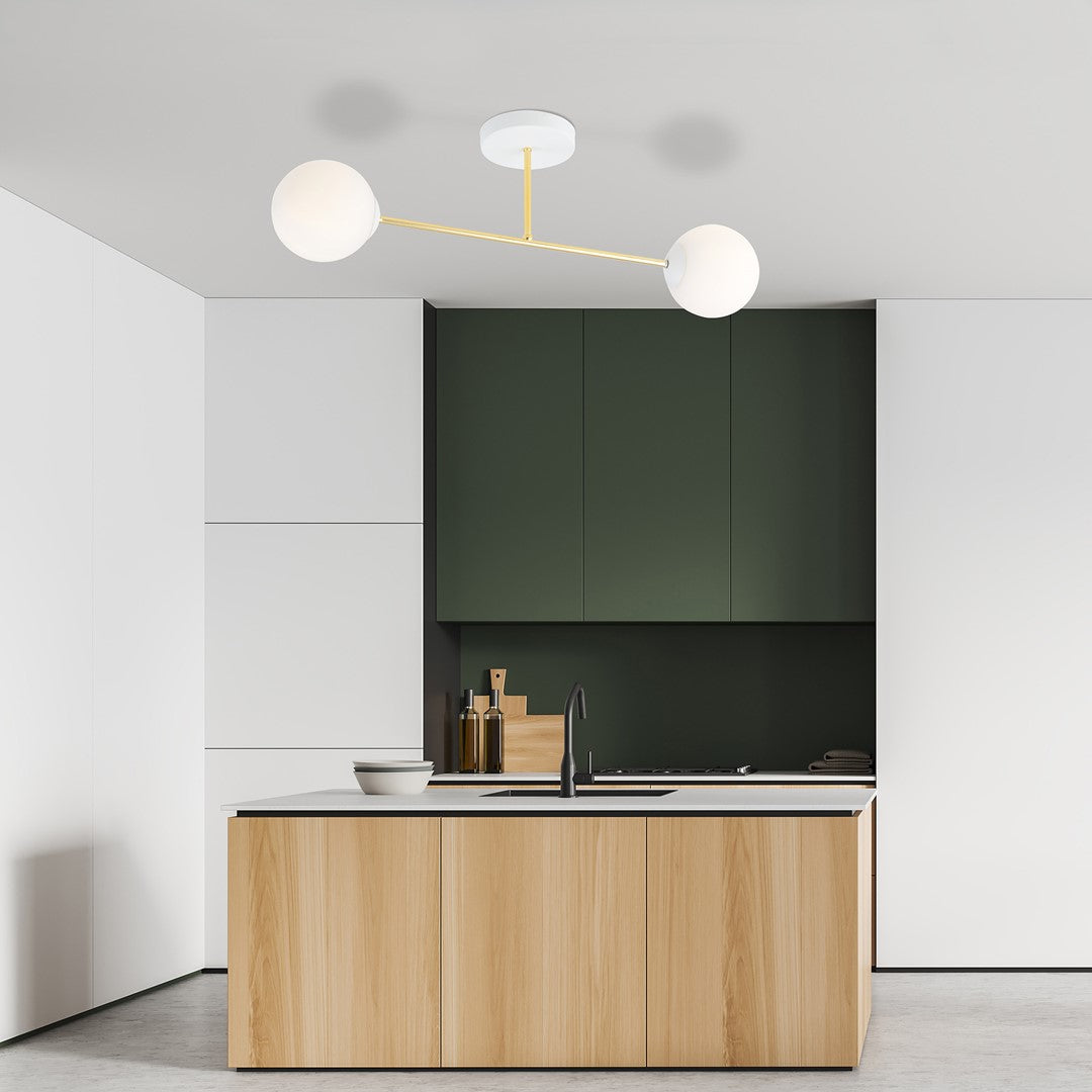 Mise en situation du plafonnier dans une cuisine moderne aux meubles verts et bois.
