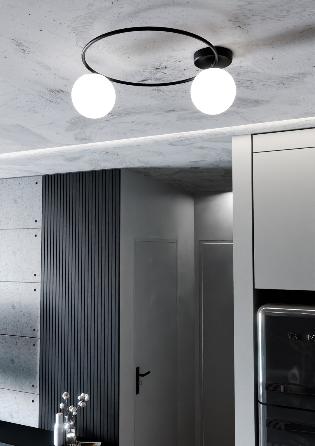 Plafonnier installé sous un plafond béton brut dans un intérieur gris contemporain.