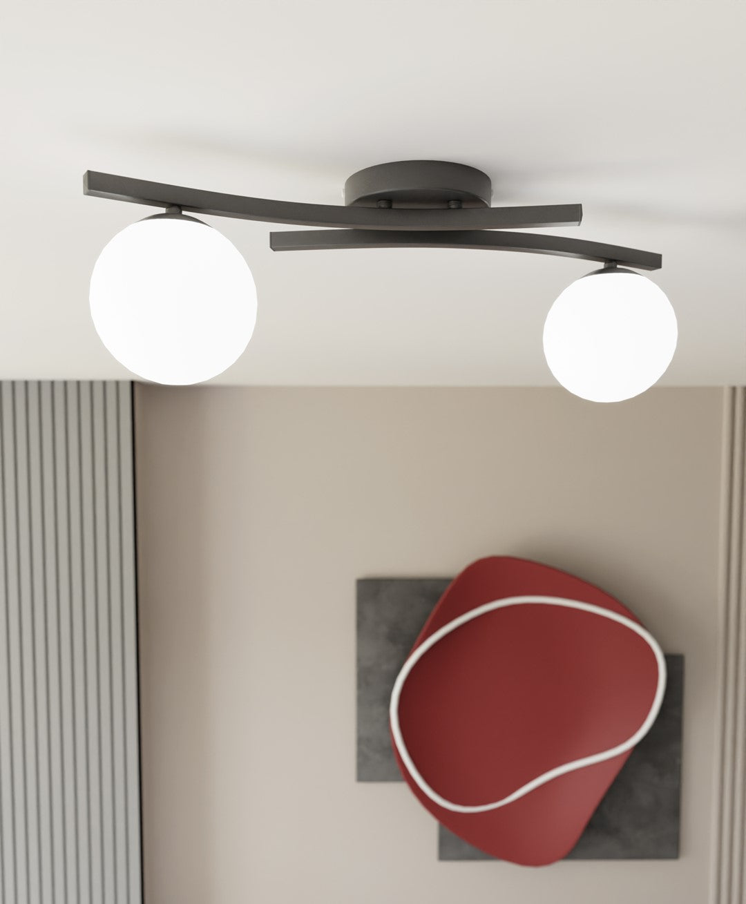 Gros plan sur le plafonnier installé au plafond, devant une œuvre rouge.