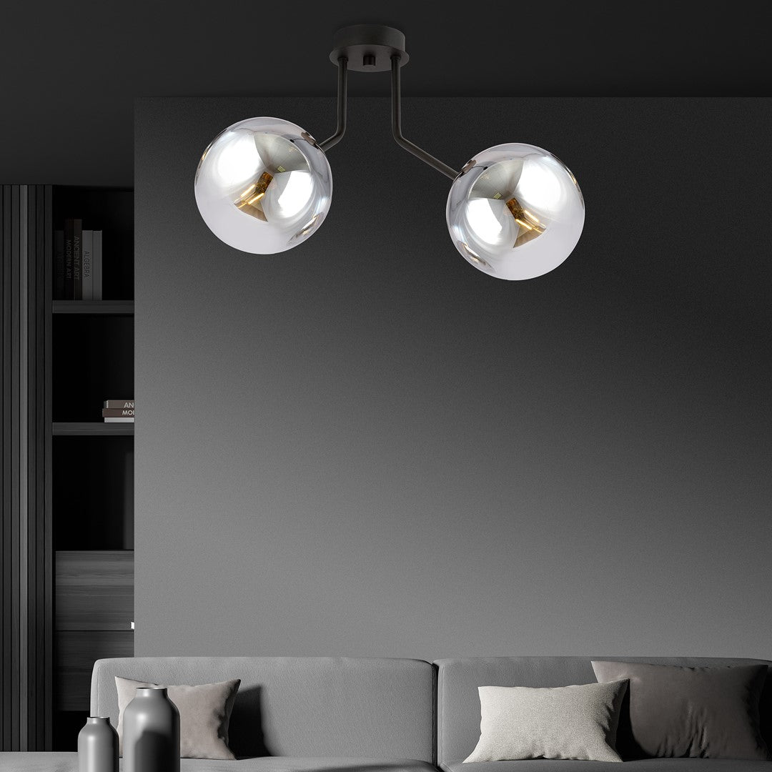 Ambiance sombre, luminaire allumé au-dessus d'un canapé gris dans un intérieur design