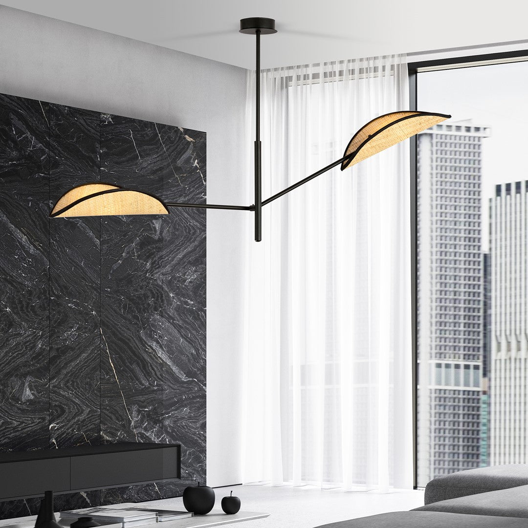 Suspension noire installée dans un salon moderne, devant un mur de marbre et une baie vitrée.