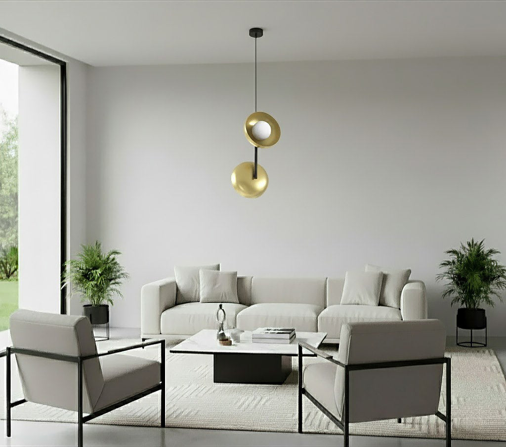 Mise en ambiance dans un salon beige, suspension dorée au-dessus d'une table basse.