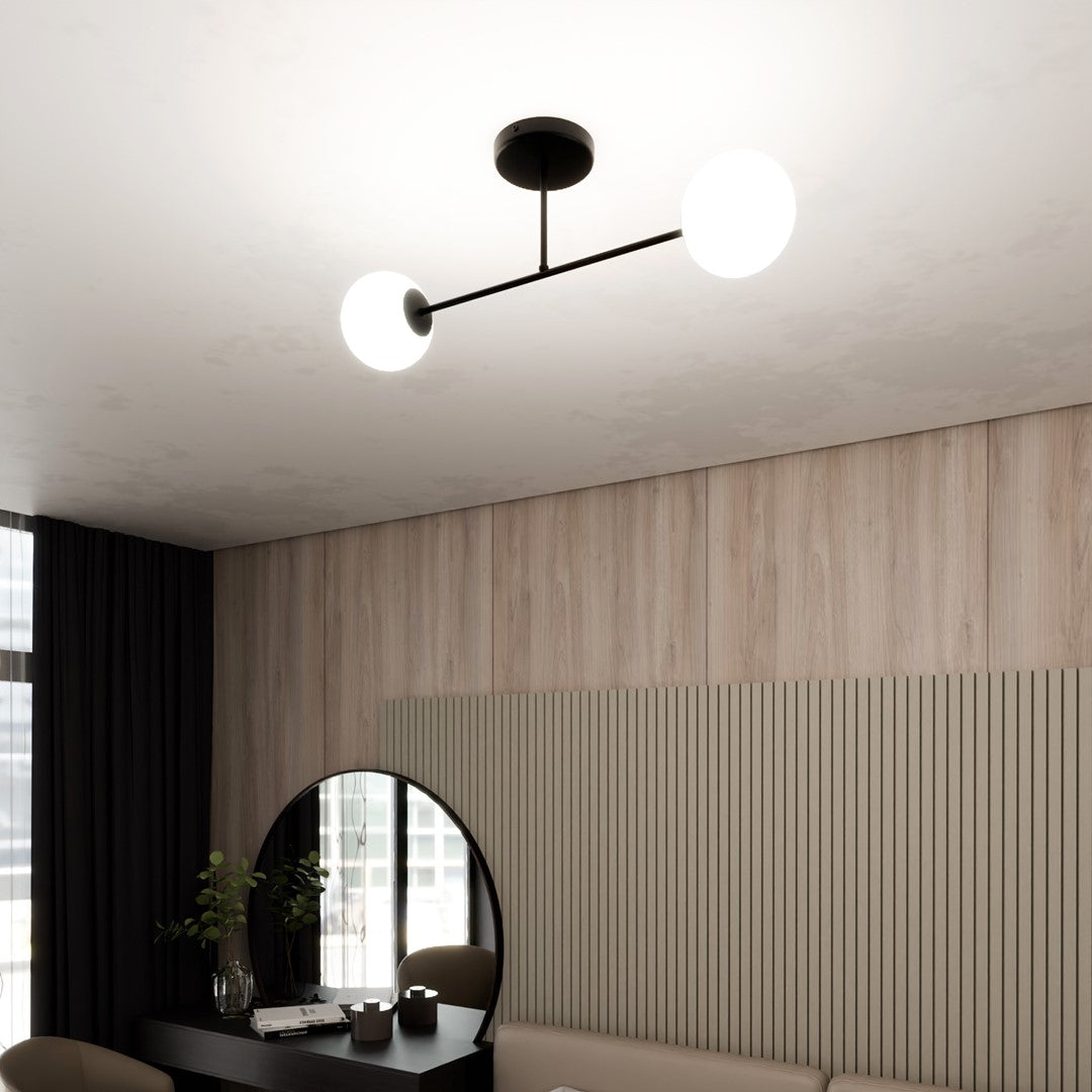 Le luminaire éclairé au plafond d'une pièce avec tête de lit et miroir