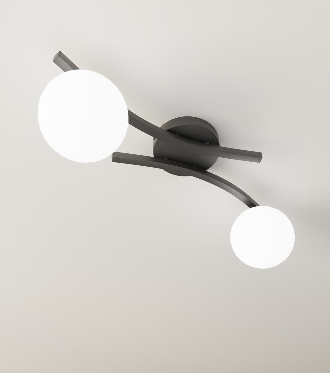 Vue en contre-plongée du luminaire éclairé, mettant en valeur ses deux globes.