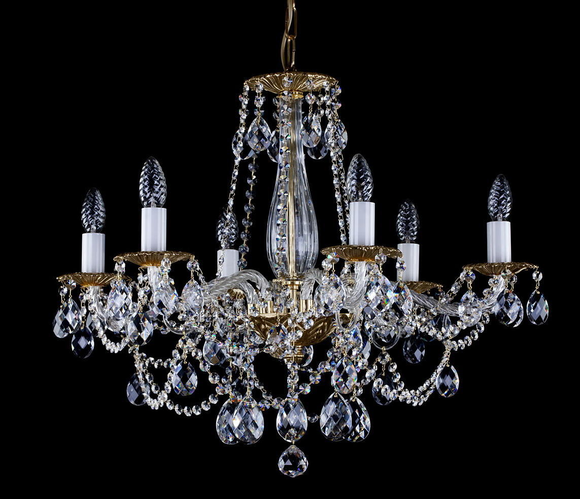 Lustre en cristal à six bras, vue de face sur fond noir