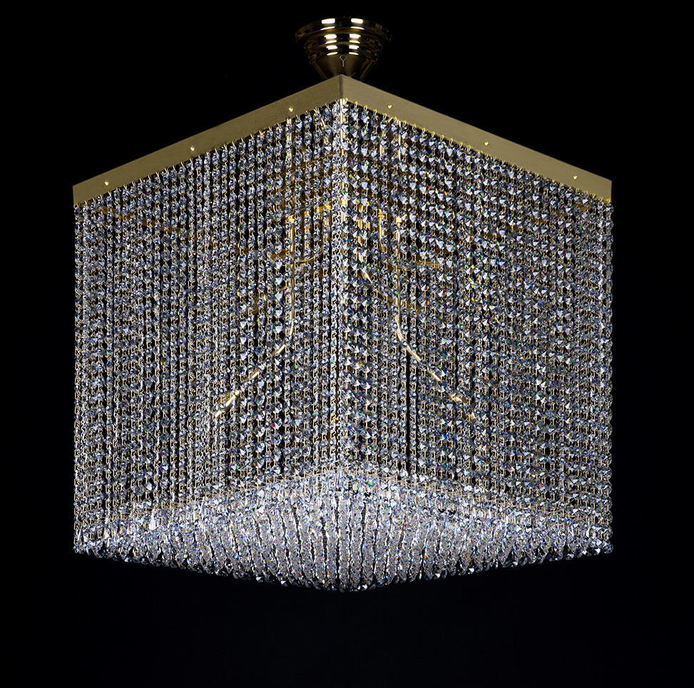 Lustre carré de cristal vu de face, suspension dorée et rideau de pampilles scintillantes