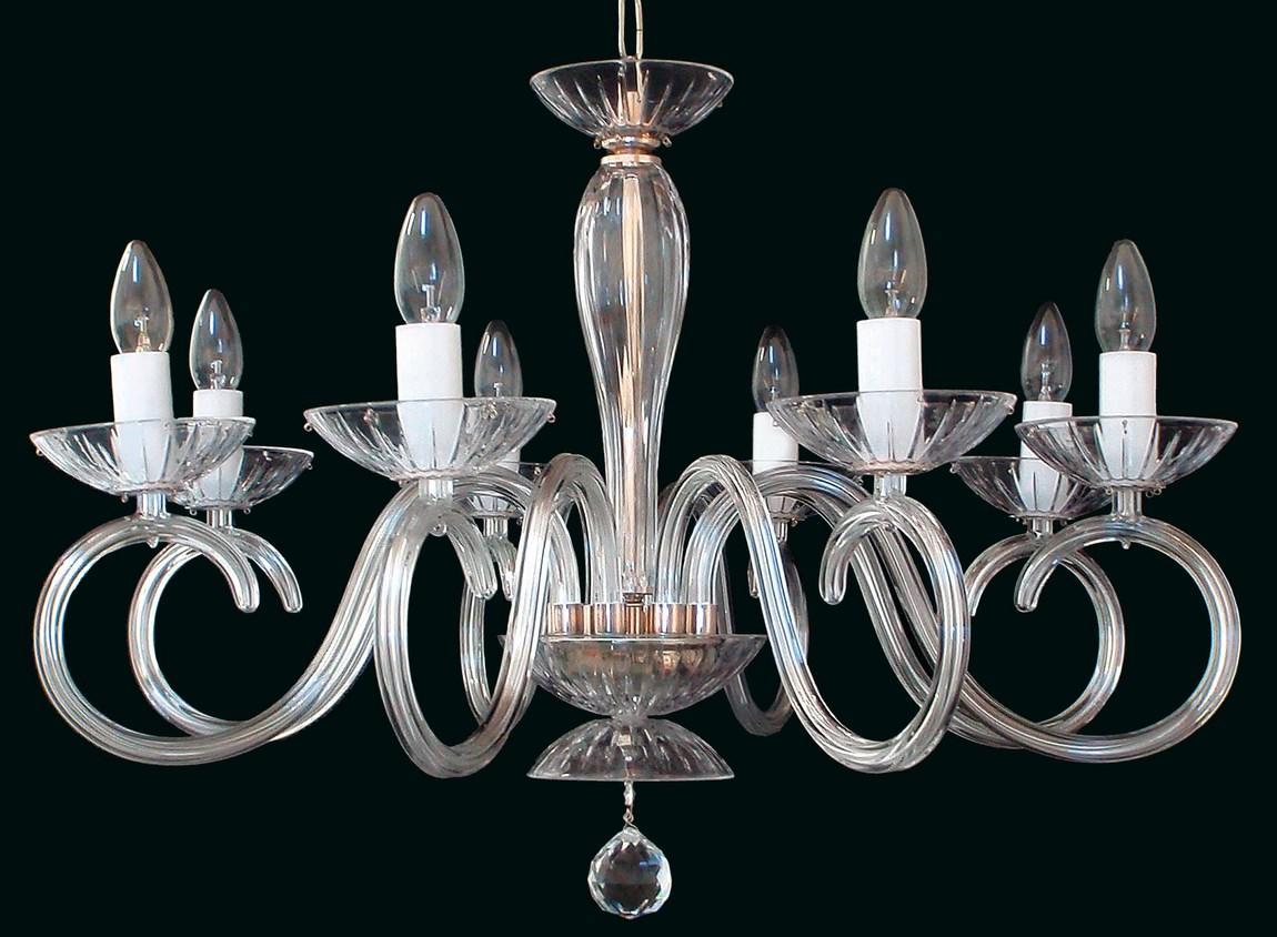 Lustre complet de face sur fond noir, six bras de verre transparent