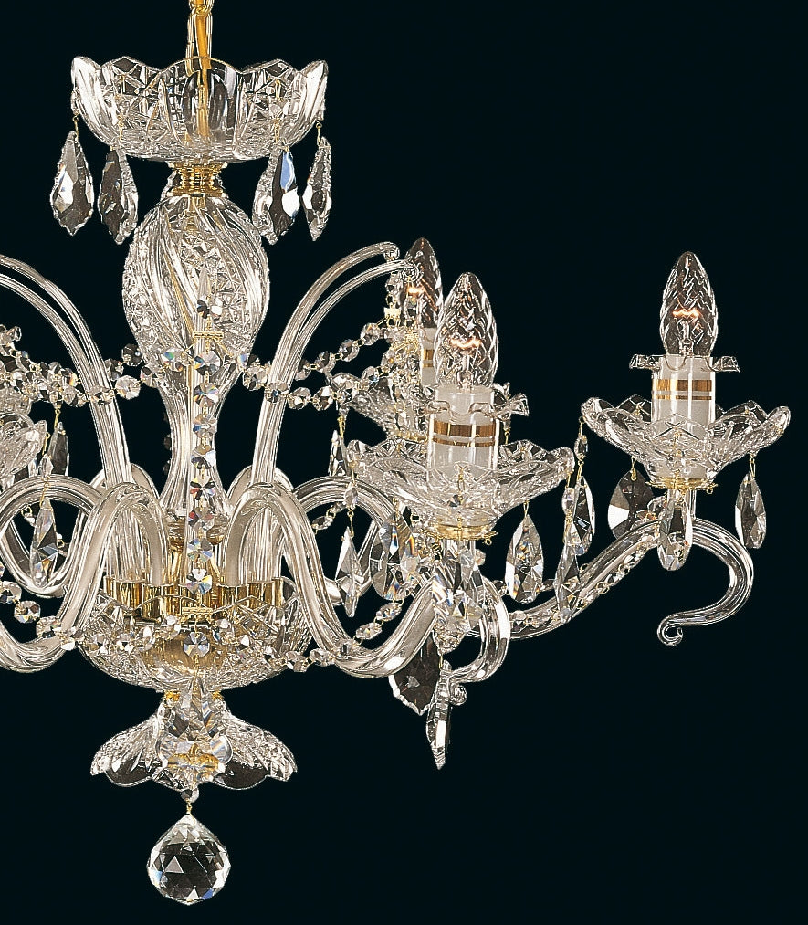 Vue rapprochée d'une partie du lustre montrant bras, coupelles et gouttes de cristal