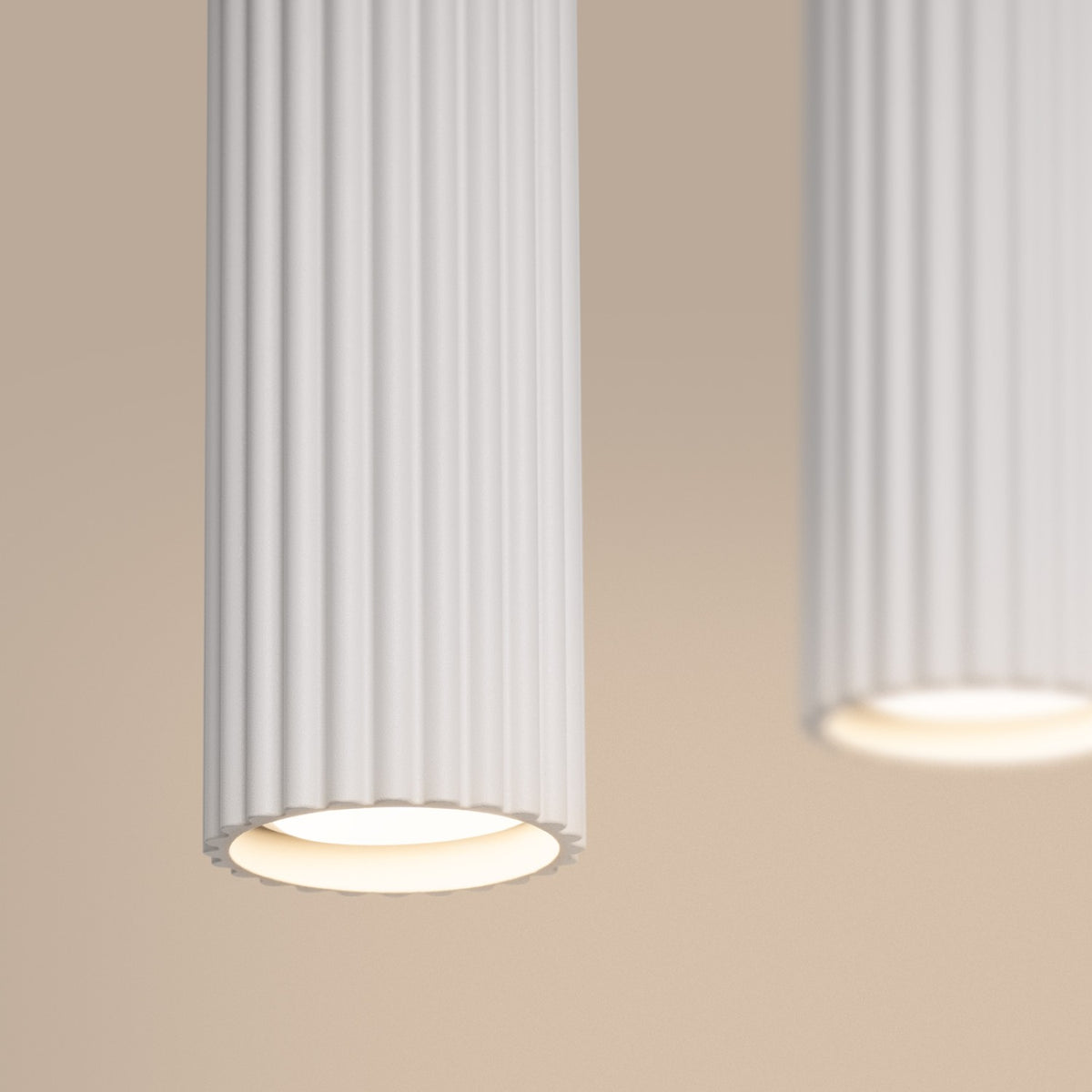 Détail rapproché du bas d'un cylindre allumé, lumière chaude et stries verticales