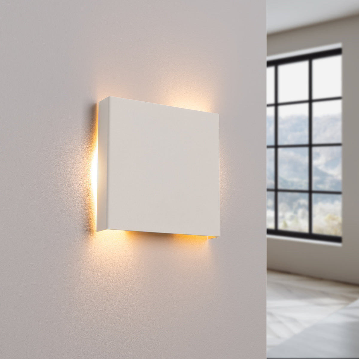 Vue en angle du boîtier allumé diffusant un halo chaud vers le haut et le bas