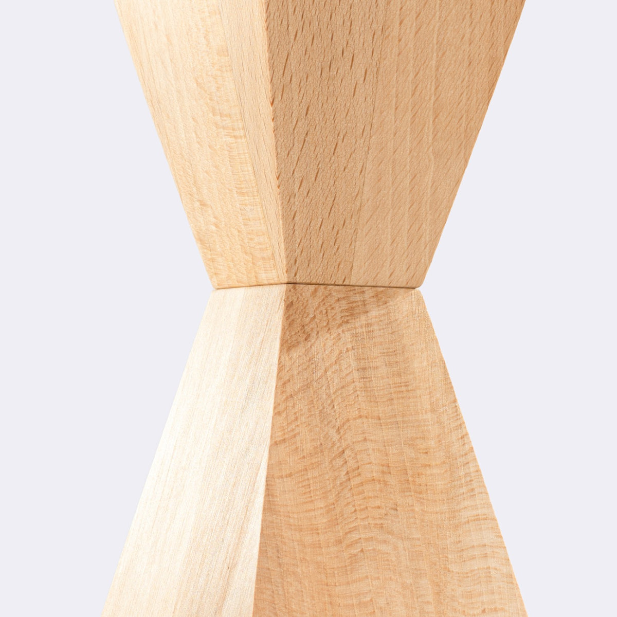Gros plan sur l'assemblage des deux volumes en bois et le veinage de la surface