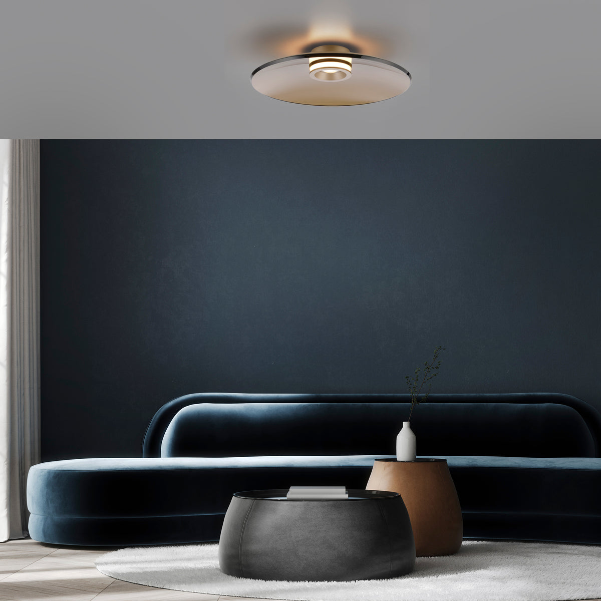 Mise en ambiance du plafonnier allumé au-dessus d'un canapé bleu nuit