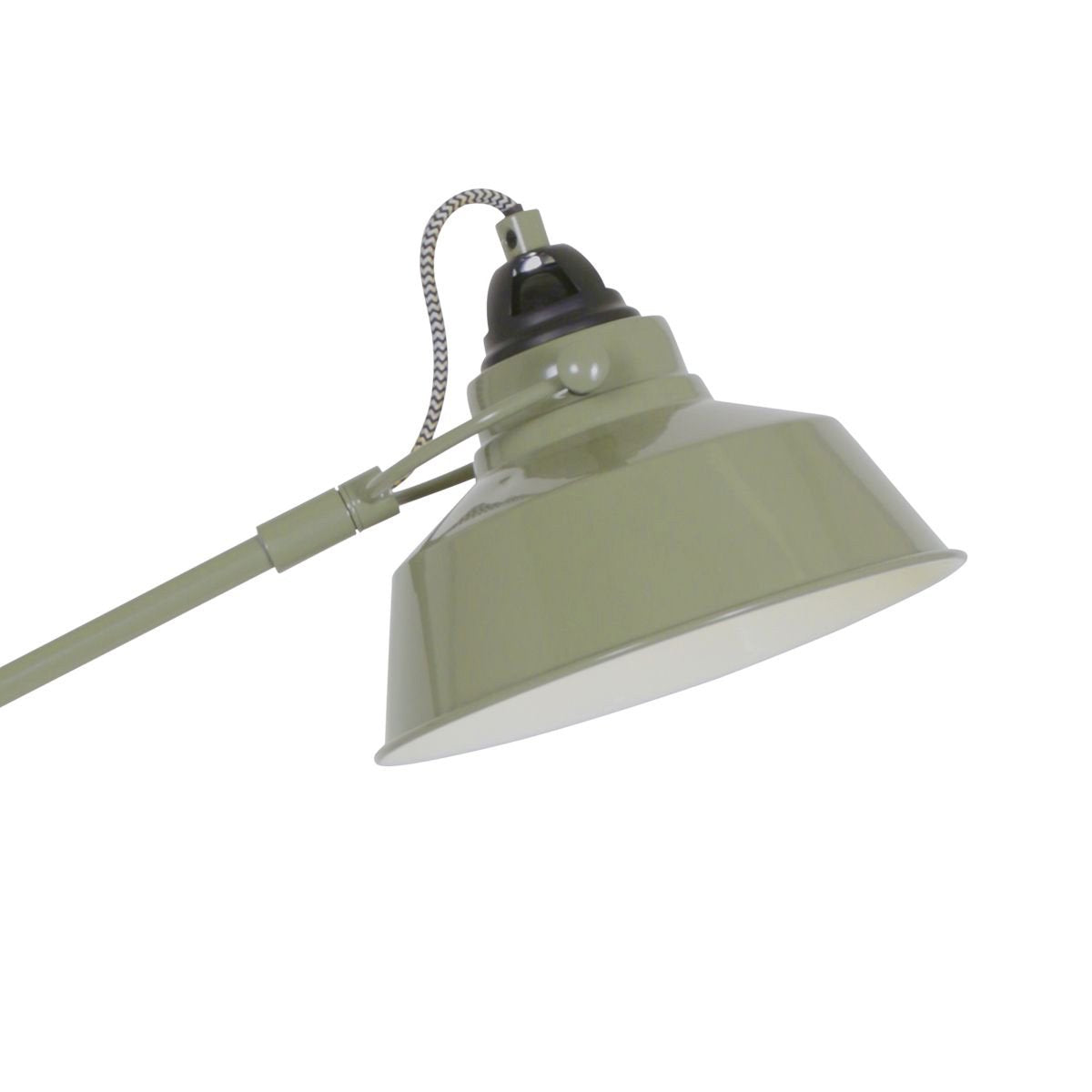 Détail de l'abat-jour conique vert et douille noire avec câble tressé.
