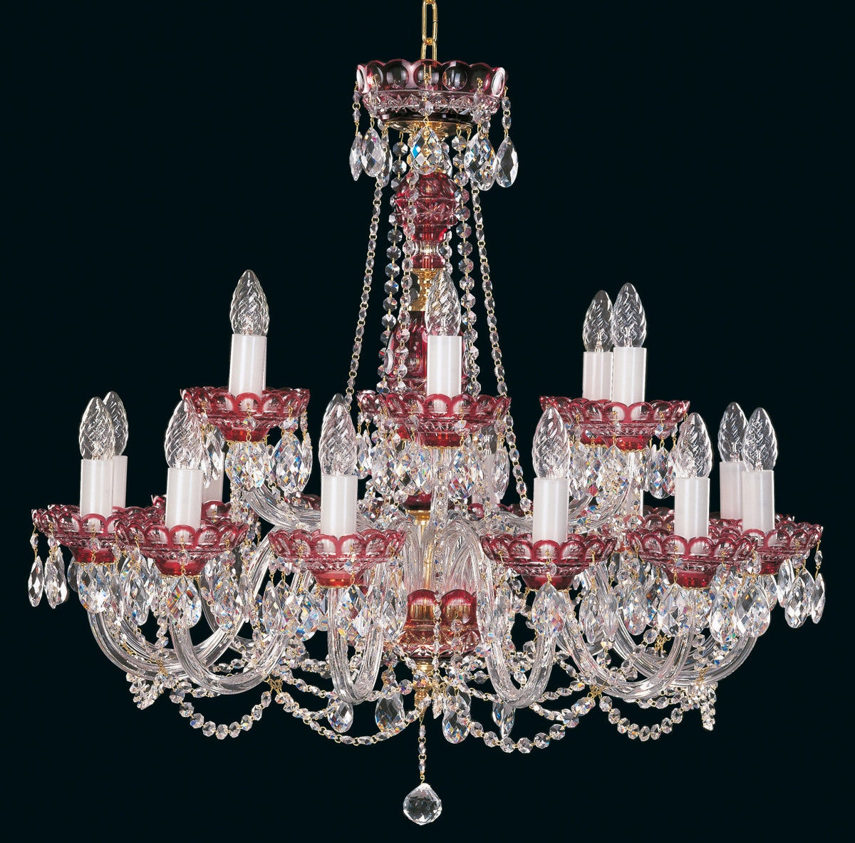 Lustre en cristal rose et transparent, douze bras lumineux, suspendu, vue de face sur fond noir.