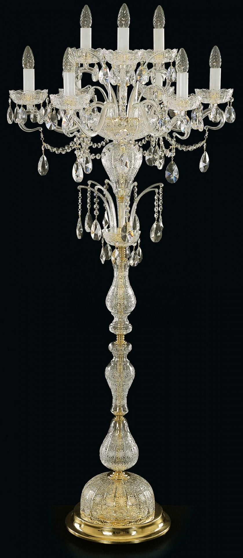 Lampadaire entier de face sur fond noir, colonne de cristal et six bras dorés