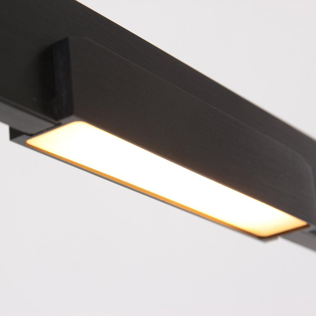 Détail de la face inférieure éclairée, longue bande LED blanc chaud allumée