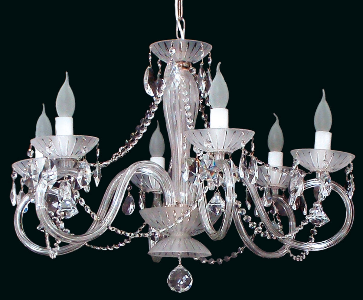 Lustre en verre à six bras avec pampilles et chaînettes de cristal sur fond noir.