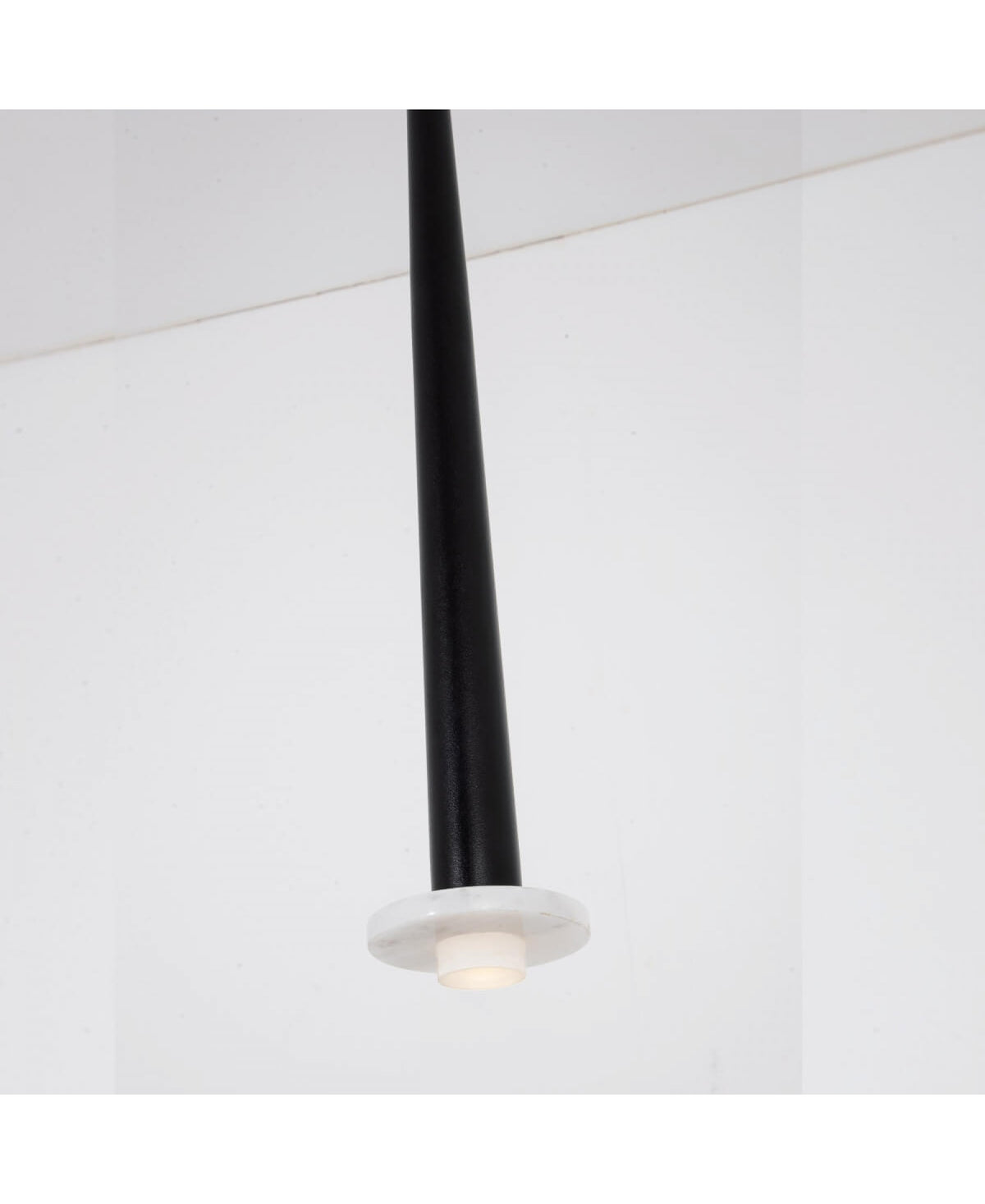 Vue rapprochée du bas de la suspension et de son câble noir