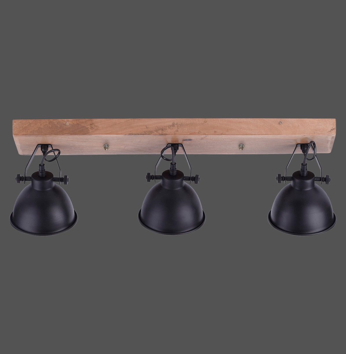 Vue de face du plafonnier en bois clair avec trois suspensions noires en forme de dôme.