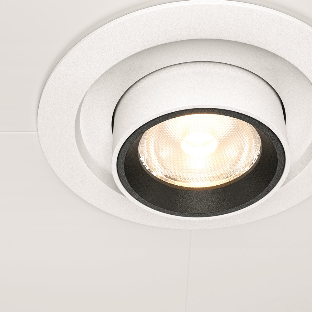 Détail de la finition granuleuse blanche et de la lentille LED du spot