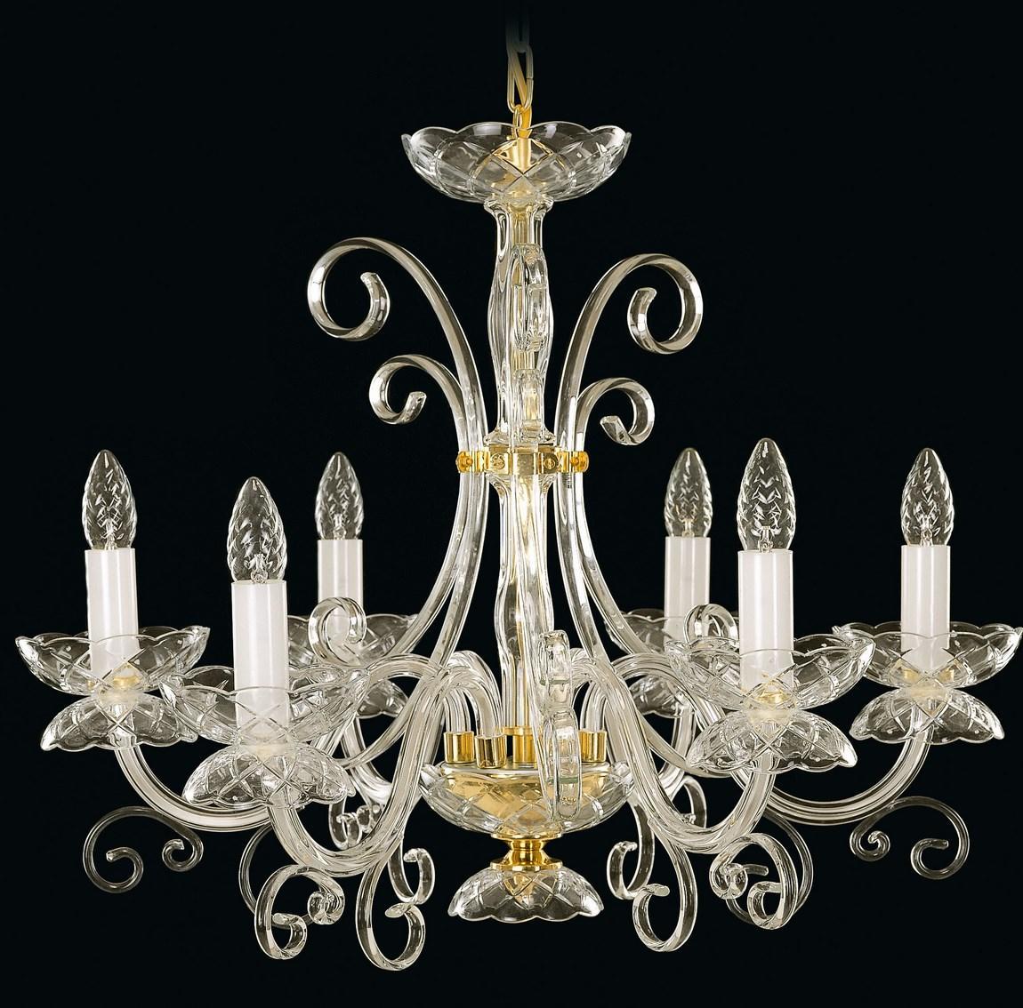 Lustre en verre transparent à six bras, vu de face sur fond noir