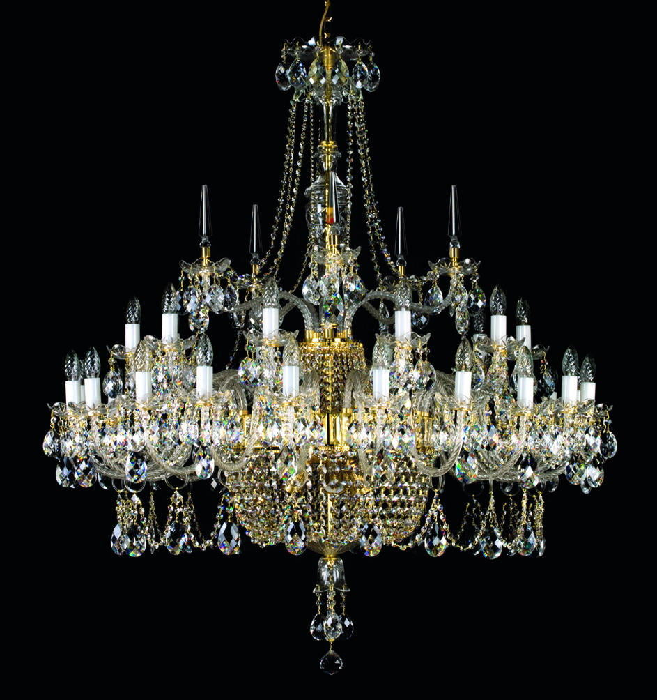 Lustre en cristal doré à nombreux bras, entier, vu de face sur fond noir