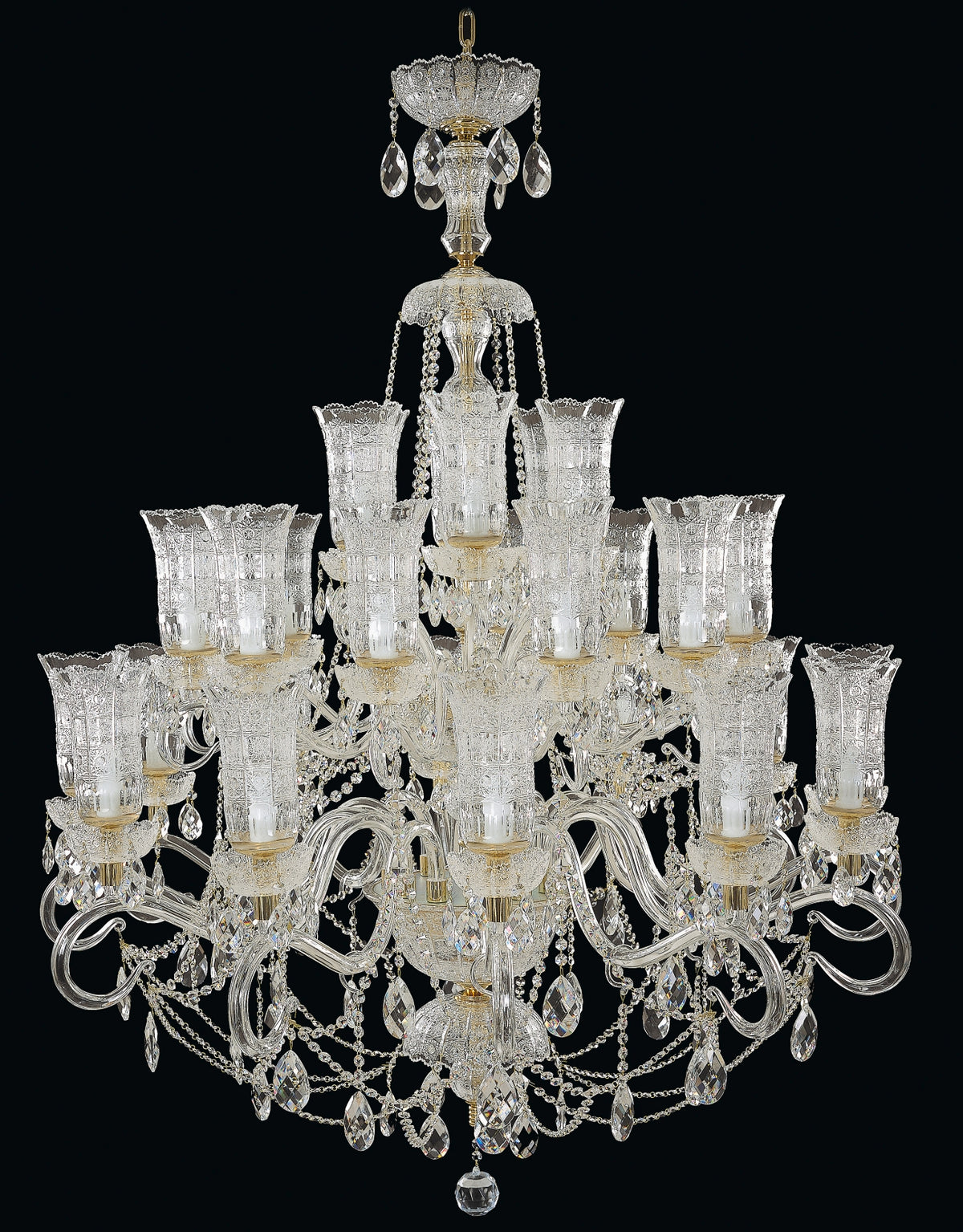Lustre en cristal à nombreux bras recourbés, vue de face sur fond noir
