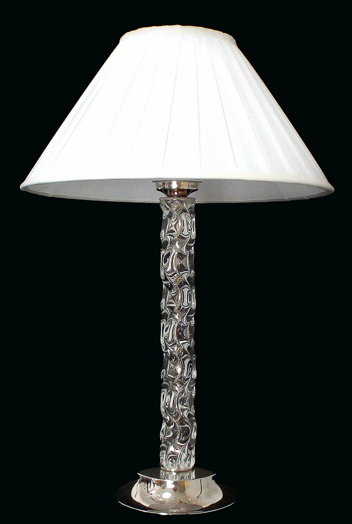 Lampe à poser de face, abat-jour conique plissé blanc et fût en verre transparent