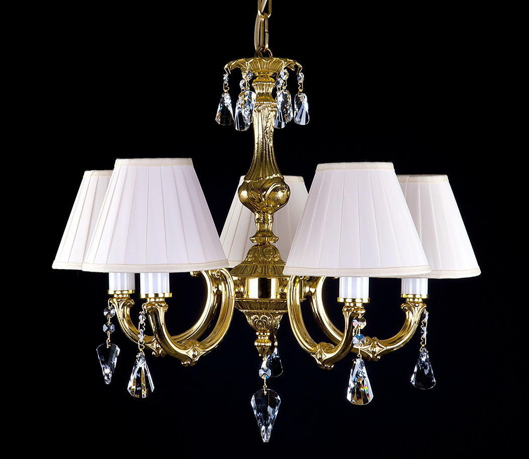 Lustre doré à cinq bras avec abat-jours blancs et pendentifs en cristal