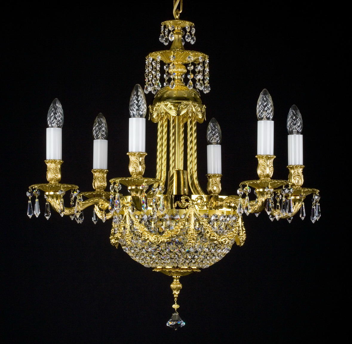 Lustre en laiton doré à huit bras, vue de face sur fond noir