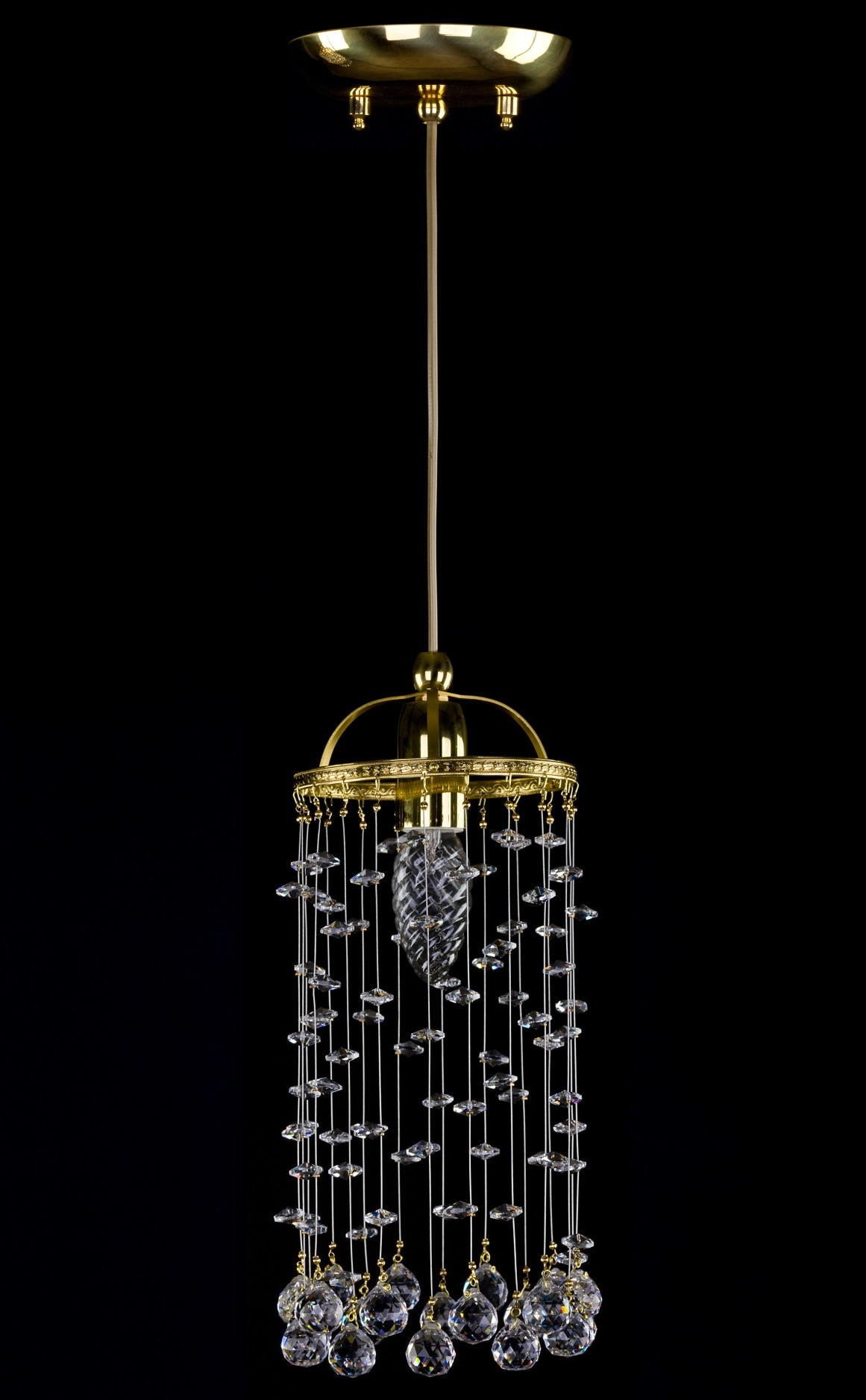 Suspension dorée avec cascade de pampilles en cristal sur fond noir