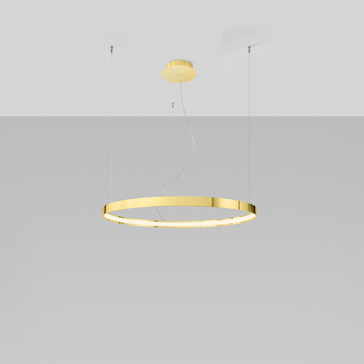 Vue d'ensemble sur fond gris clair du luminaire suspendu anneau doré.