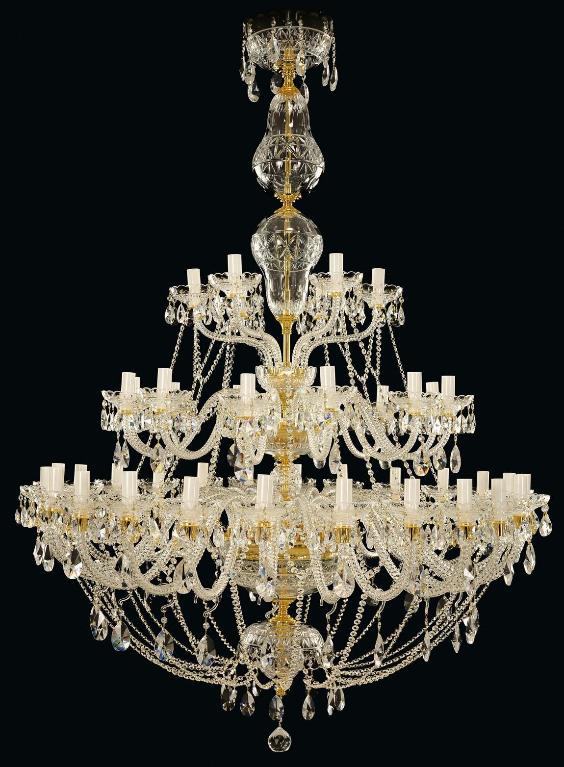 Lustre en cristal de face sur fond noir, montrant ses trois étages.