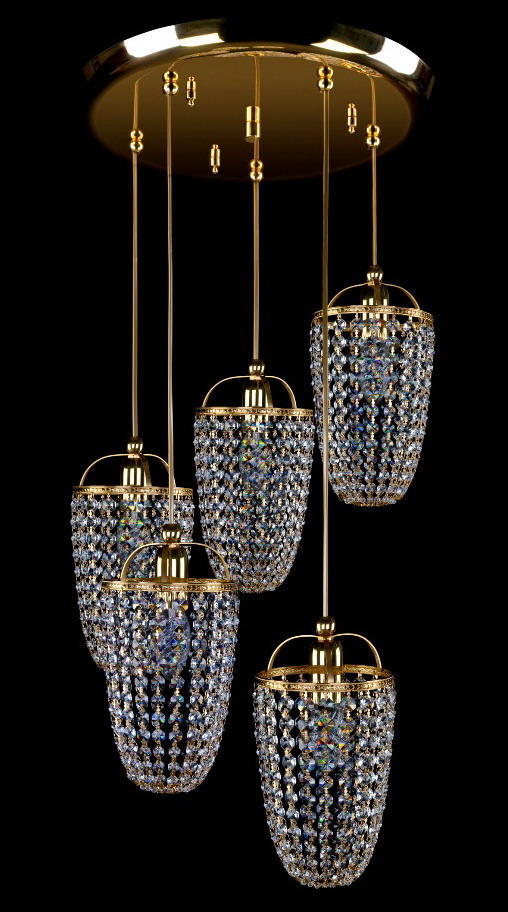 Suspension dorée à cinq diffuseurs cristal suspendus sous une rosace ronde
