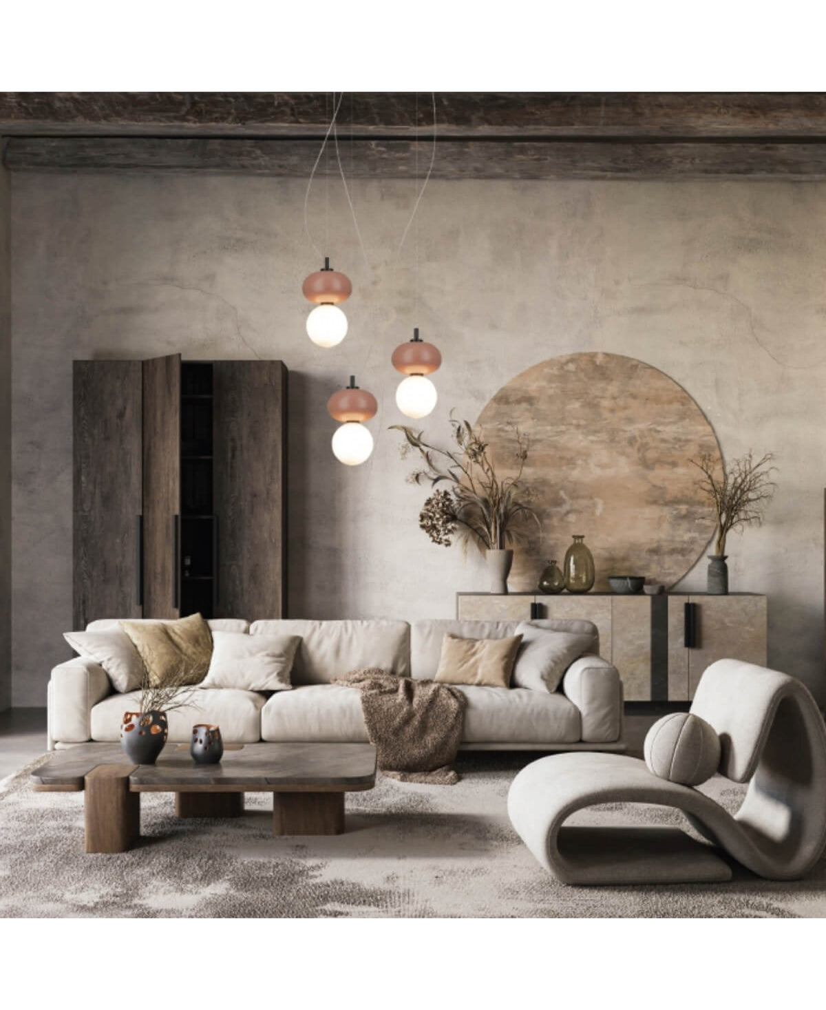 Intérieur contemporain avec canapé clair, suspensions roses et grands globes lumineux.