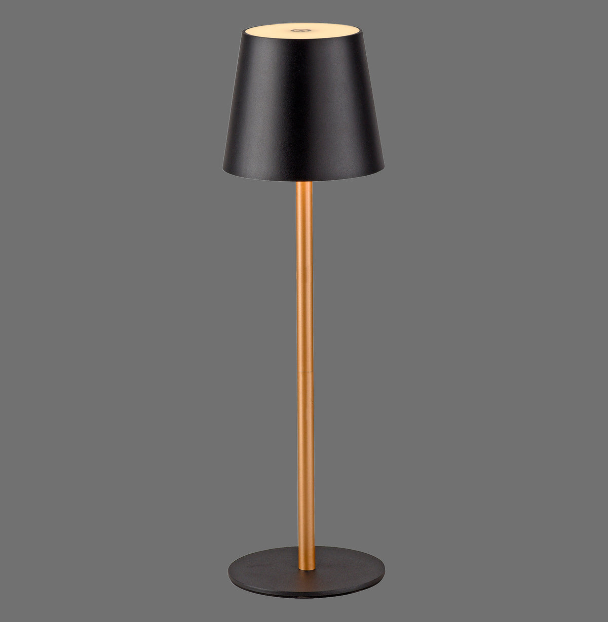 Vue de face de la lampe à poser noire et laiton sur fond gris neutre.