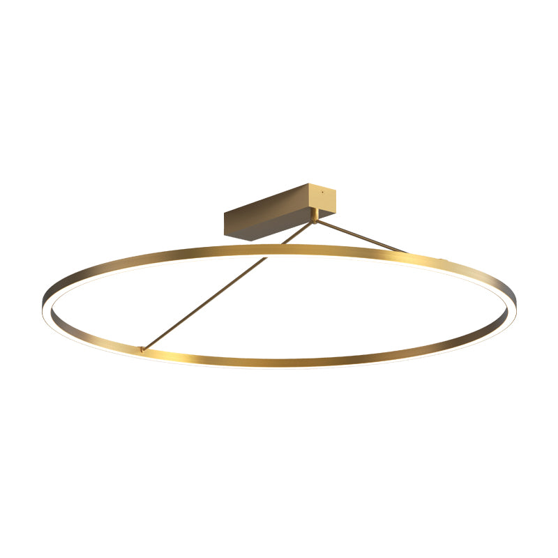 Vue en perspective du luminaire laiton suspendu avec sa structure fine