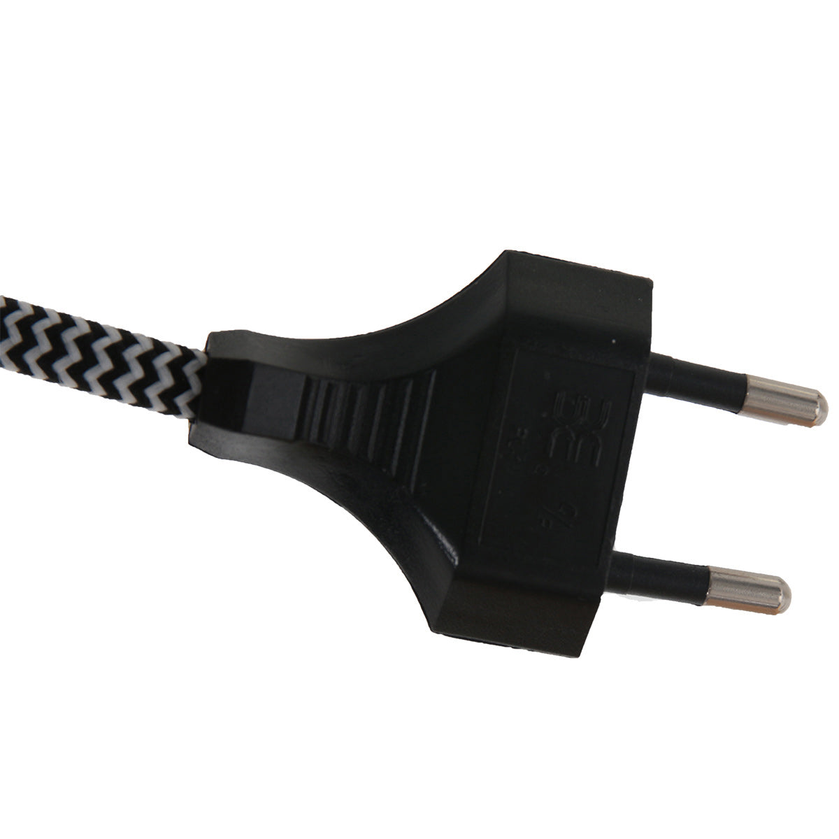 Détail de la fiche électrique noire et du câble textile tressé noir et blanc