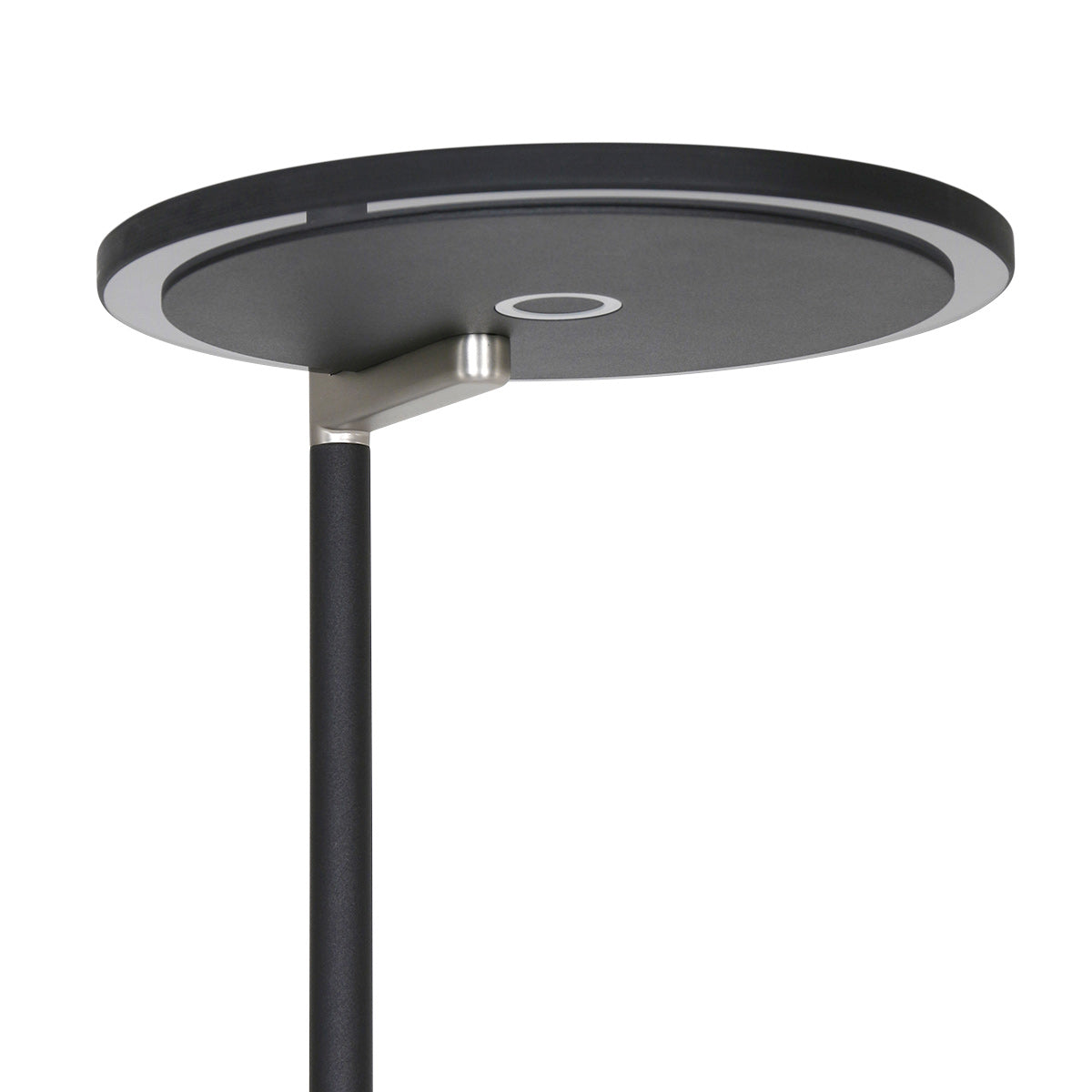 Détail du raccord métallique et de la tête ronde noire sous un angle