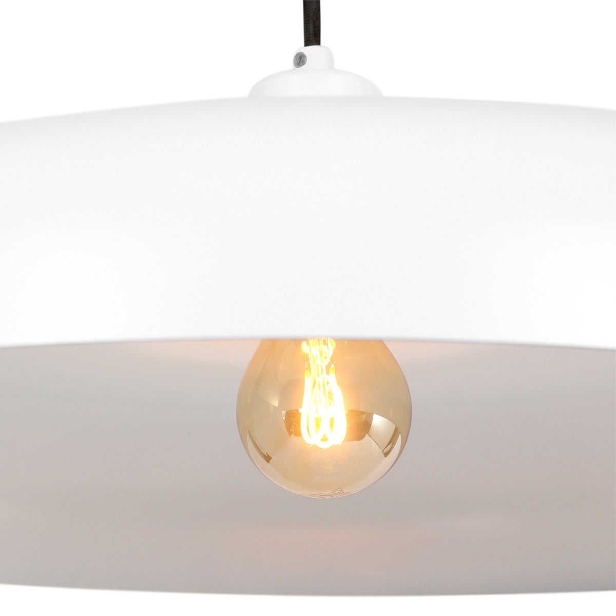 Suspension blanche Krisip allumée, détail ampoule E27