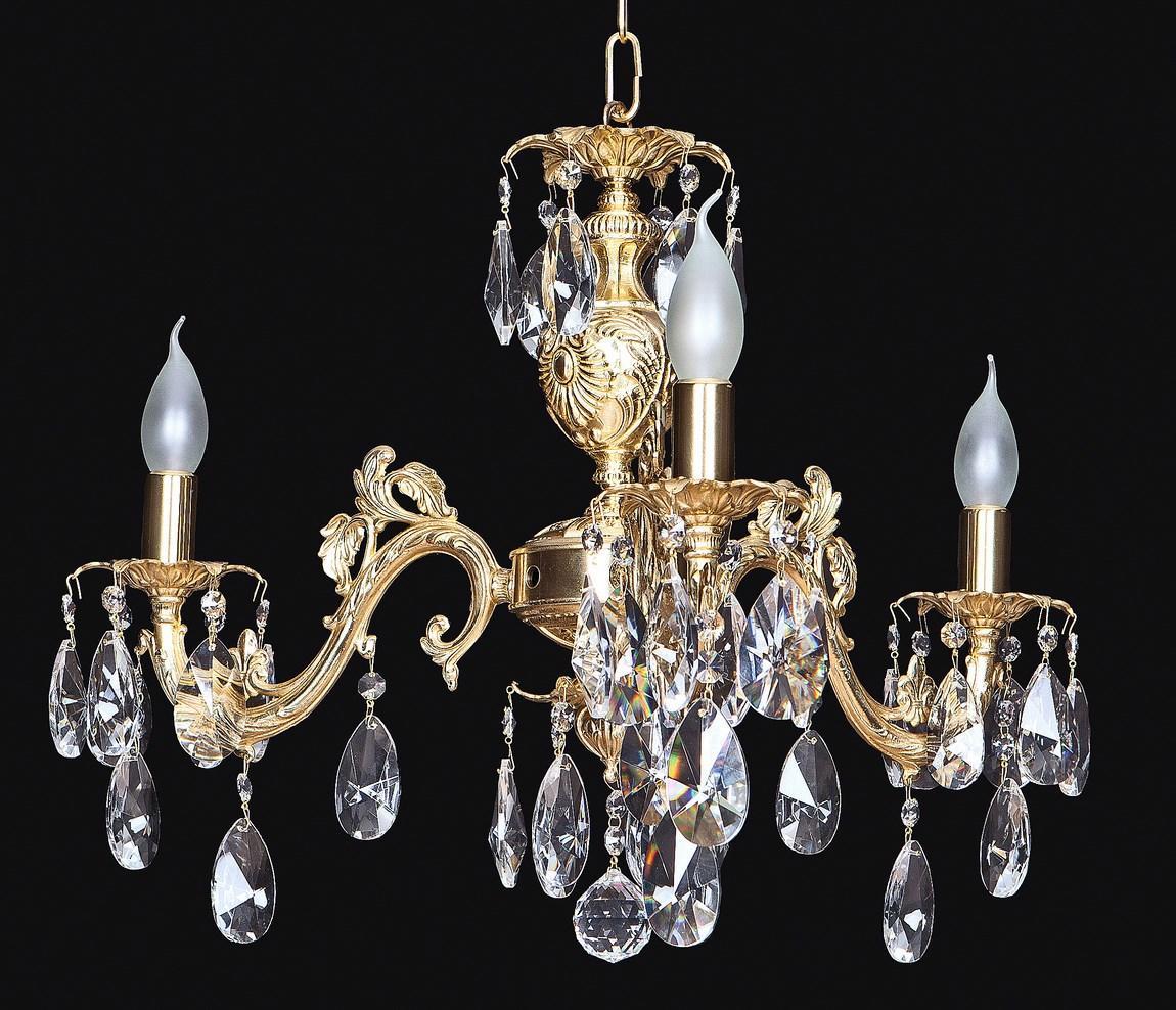 Lustre en laiton doré à trois bras, pampilles de cristal taillé sur fond noir