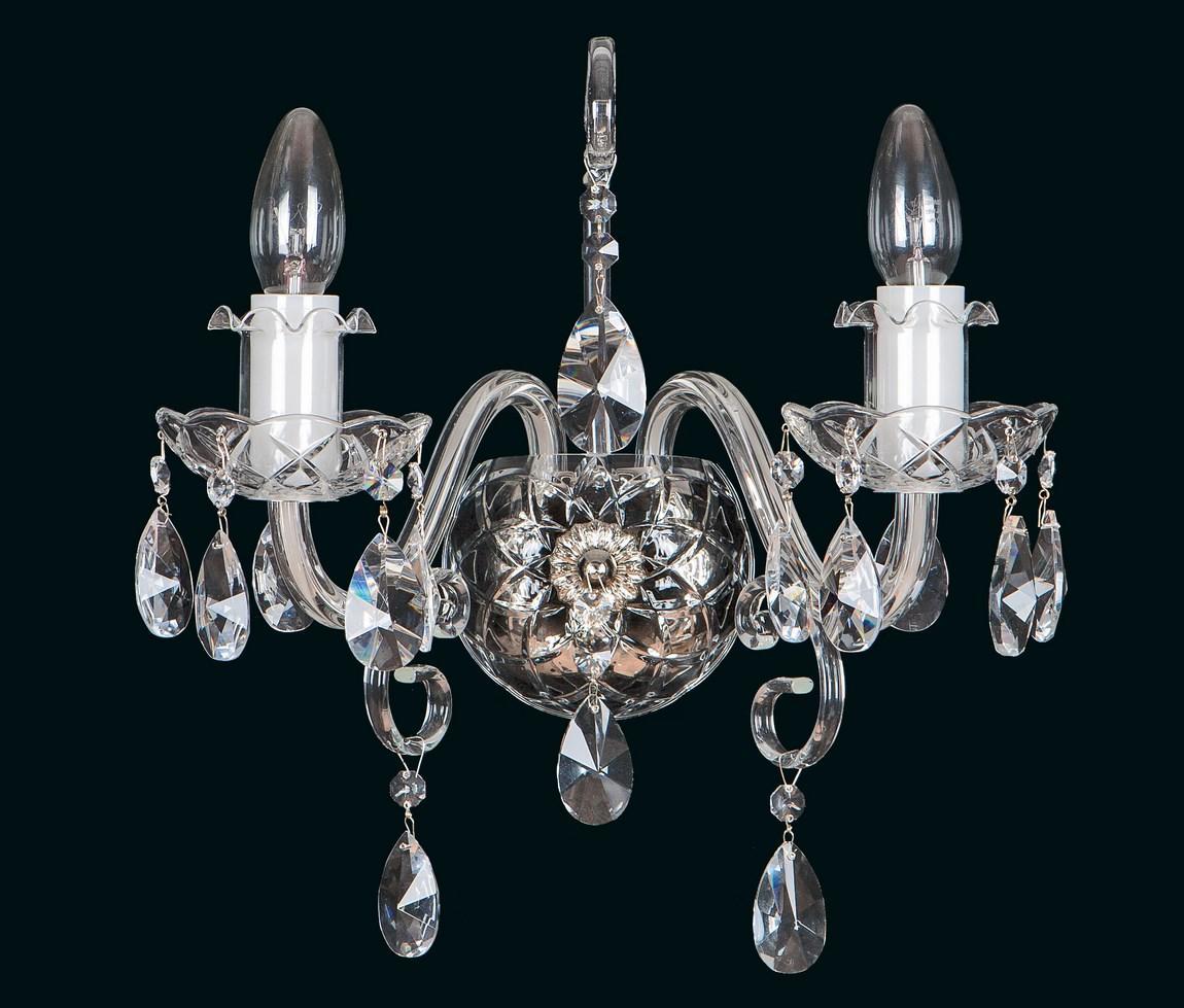 Applique murale en cristal avec deux bras, ampoules bougies et pendentifs en goutte.