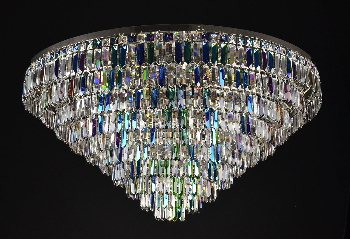 Lustre cristal de face sur fond noir, étages de prismes colorés