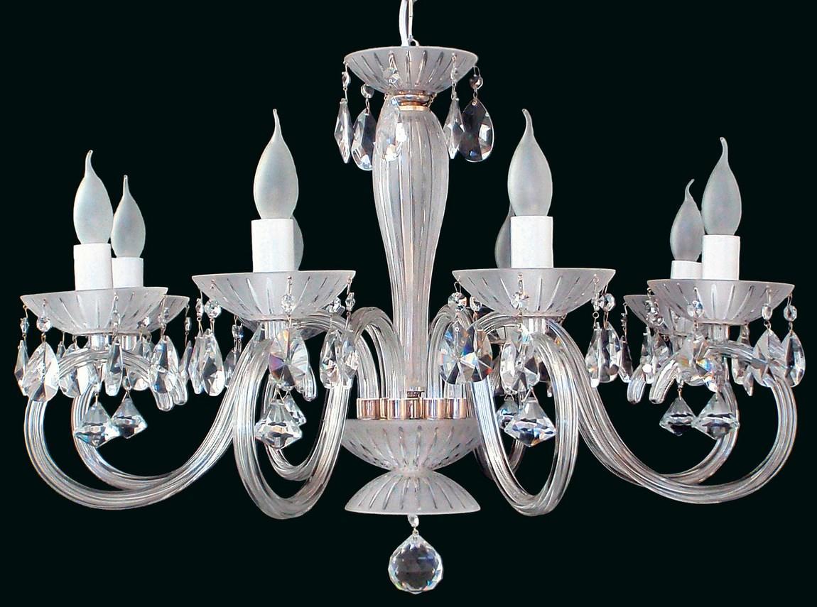 Lustre en verre transparent avec plusieurs bras et suspensions en cristal, fond noir.