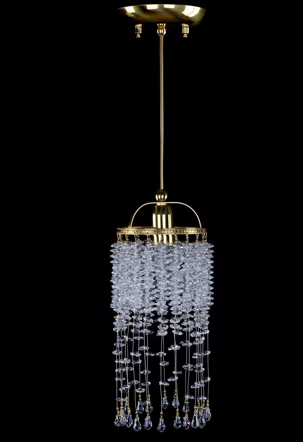 Suspension dorée avec cascade de cristaux et finitions en laiton poli.