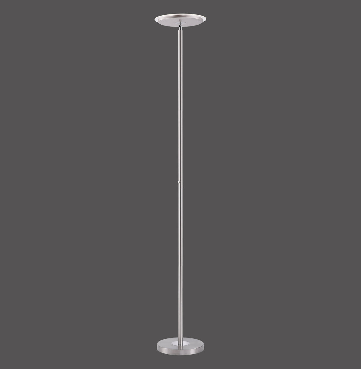Lampadaire chromé de face sur fond gris anthracite, tige fine et socle rond