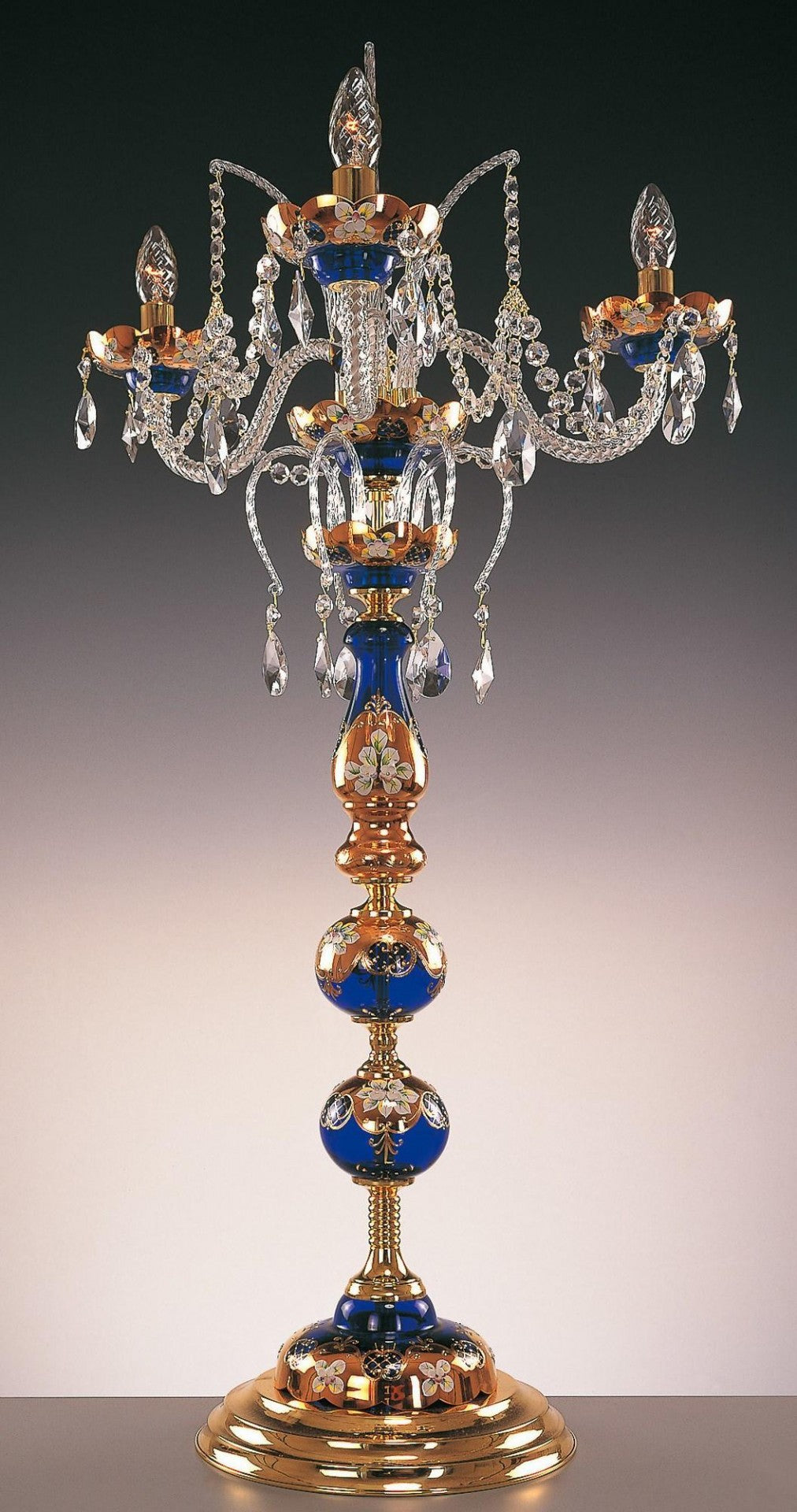 Lampadaire classique vu de face, cristal bleu et or, pendeloques, fond dégradé