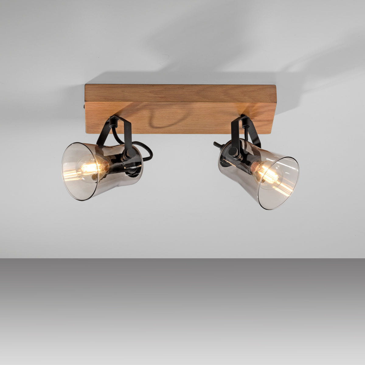 Vue en plongée montrant les ombres portées du luminaire sur le plafond