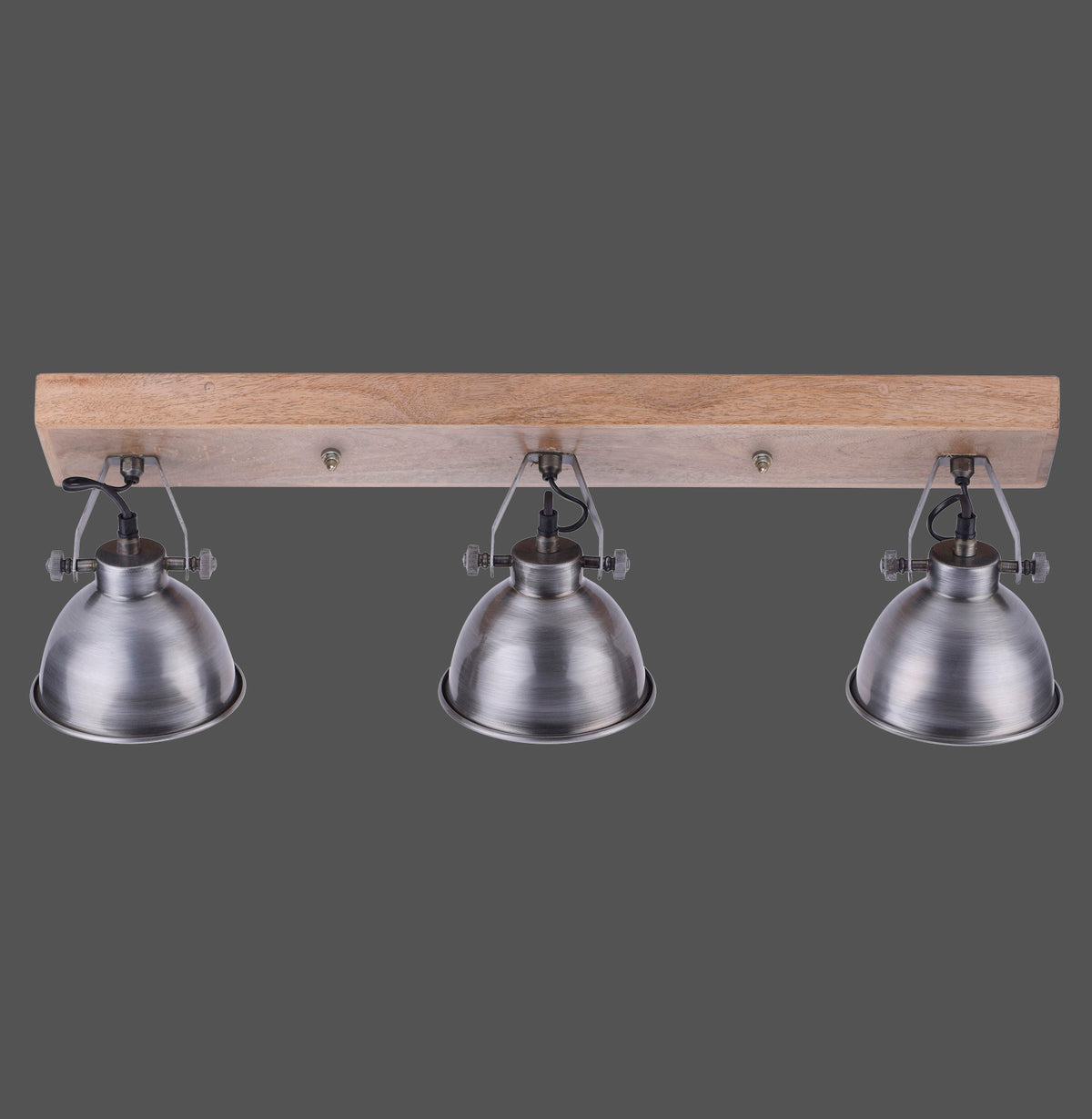 Vue de face du plafonnier trois spots en métal brossé sur support en bois clair.