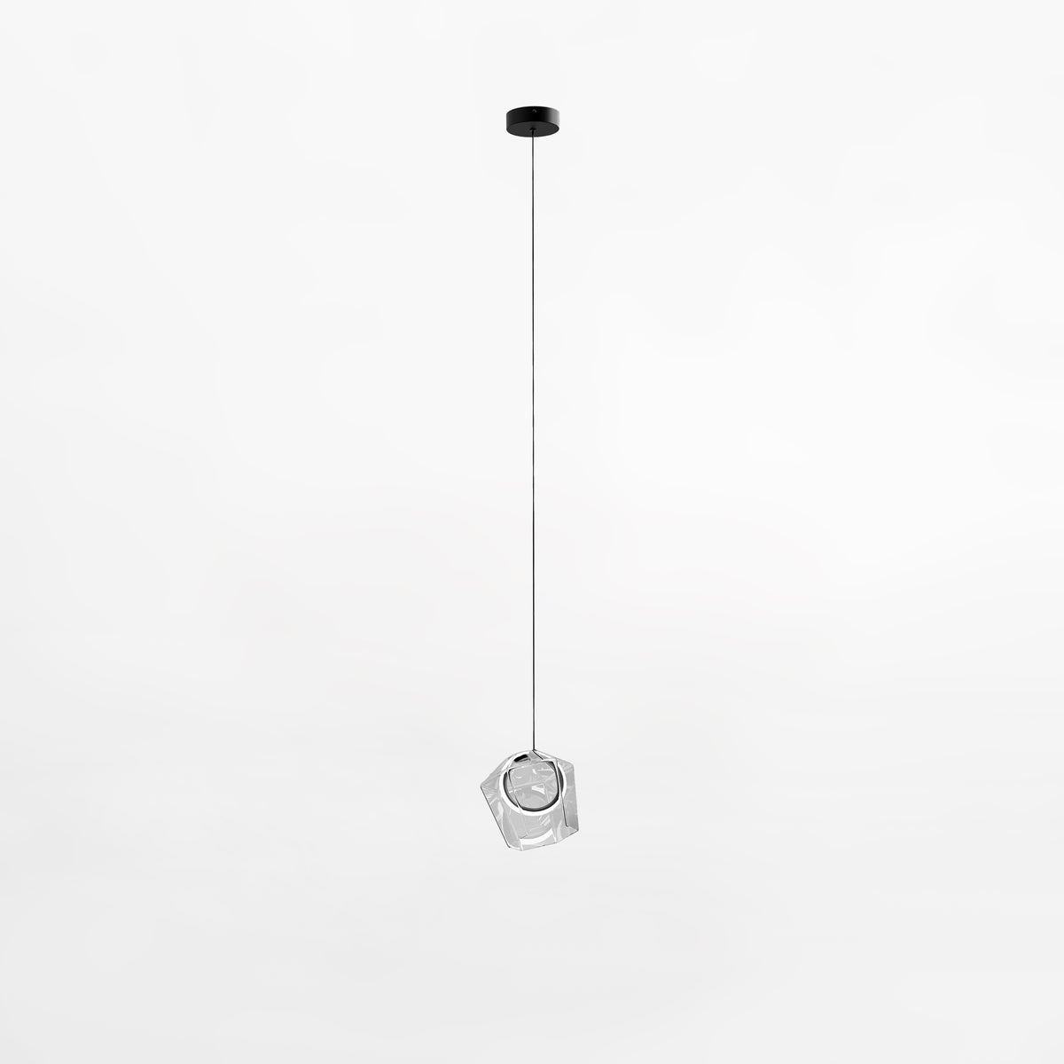 Suspension en verre transparent facetté et câble fin, vue de face sur fond blanc neutre